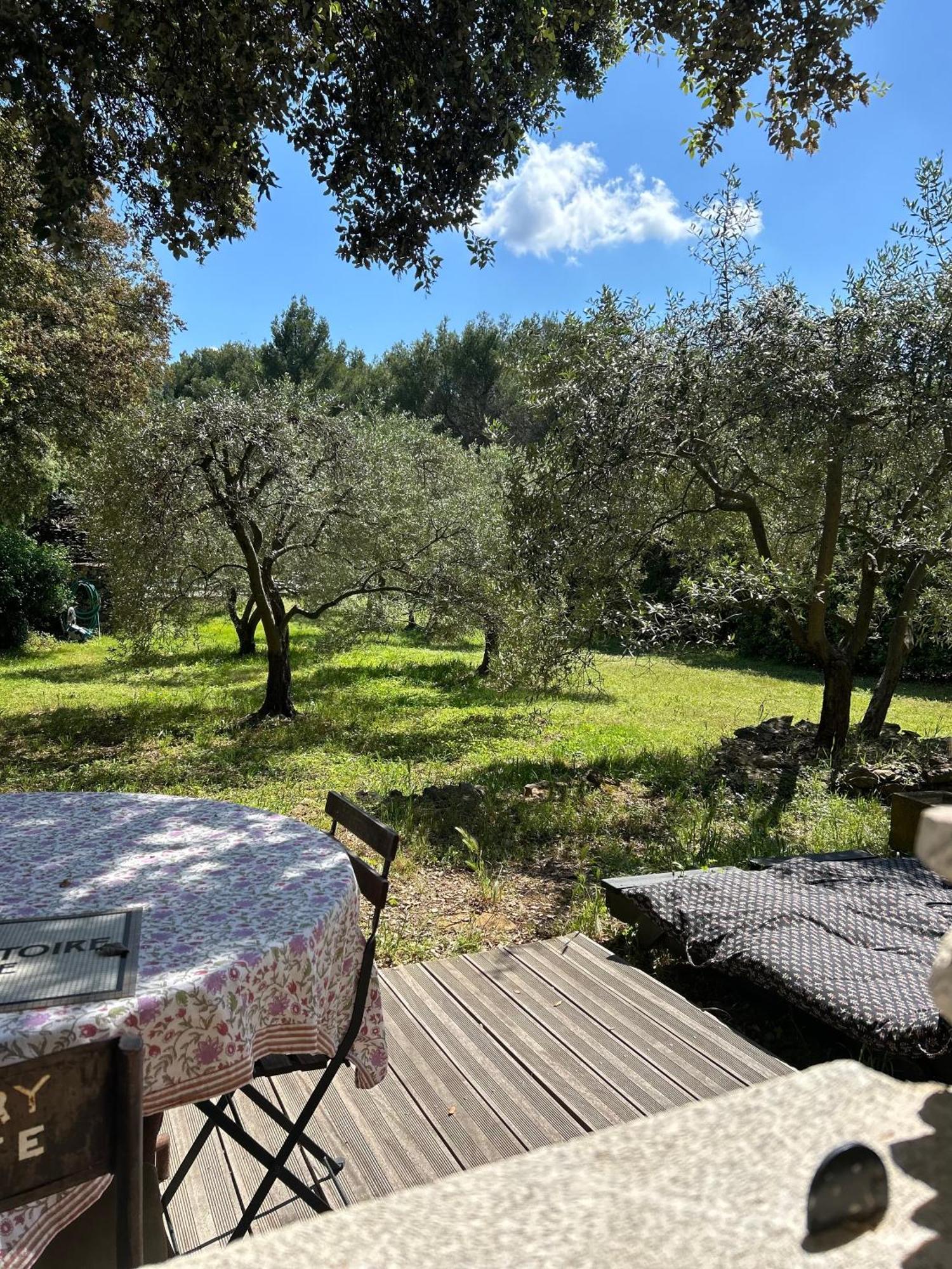 Les Cabanons Sainte Victoire Hotel Стая снимка